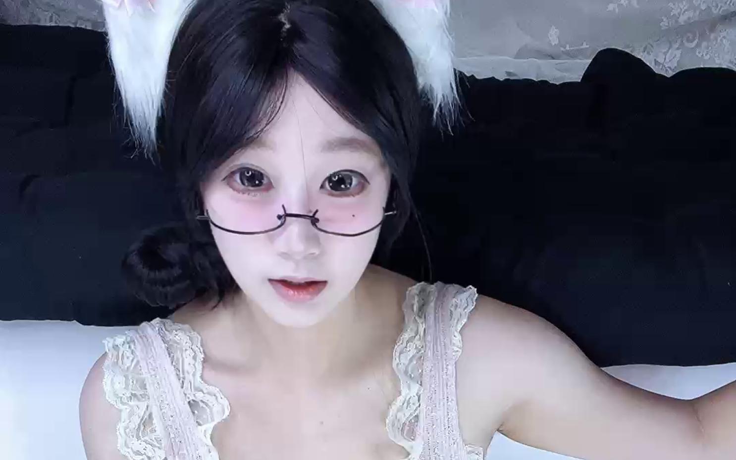 小雏第一次破苞疼哭流血片 下载播放小雏的成长之路，第一次破苞疼哭的瞬间-第2张图片