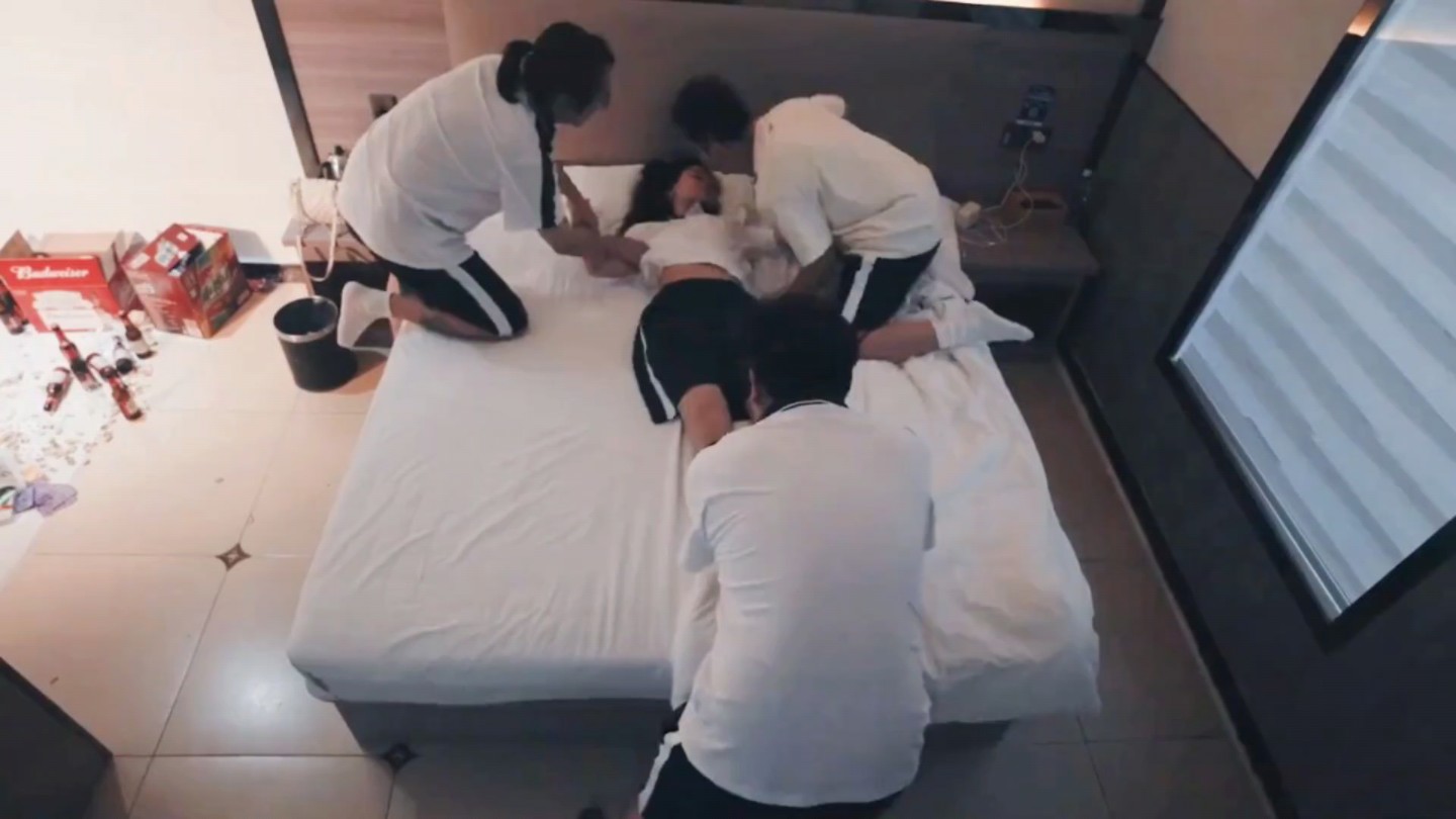 打扑克视频中的无遮无掩