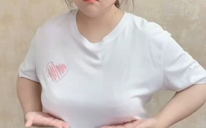 女孩直播被疯狂掰腿挤胸???亲爸视频网络直播的边界问题——女孩直播遭遇的尴尬与挑战-第2张图片
