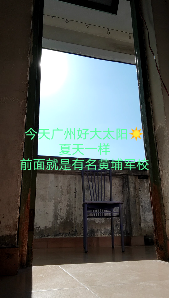 阳台上的表演，为对面的人而做-第2张图片