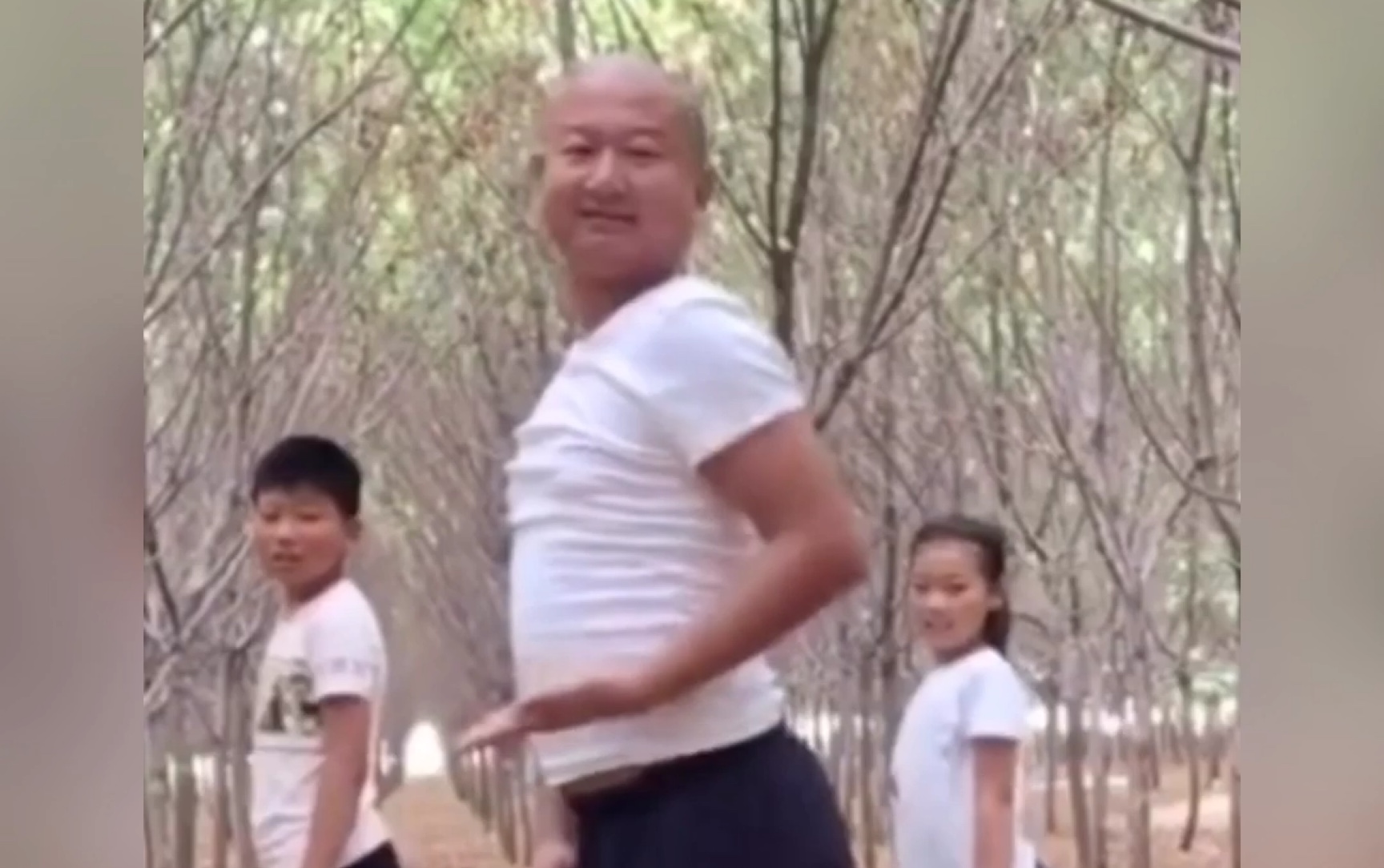 被体育生抱进小树林c个爽男生体育生的拥抱与小树林的独特体验-第2张图片