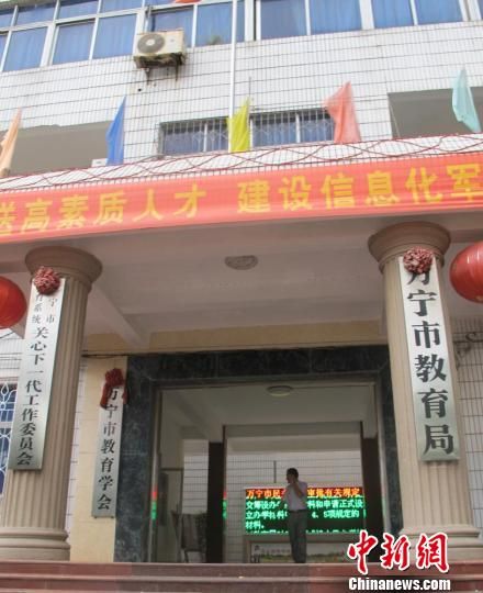 校长办公室糸列校园的阴影，被校长抱进办公室的悲剧-第1张图片