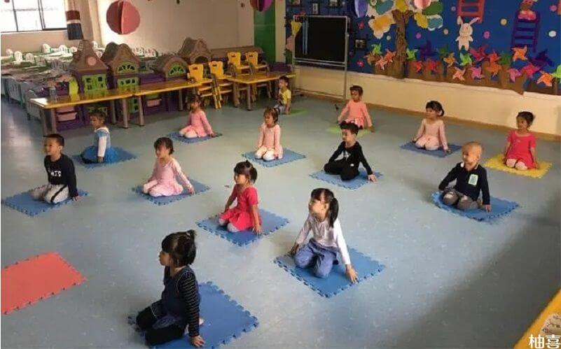 宝宝自主坐姿与自我探索的意义