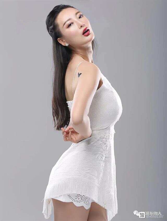 大胸妹子 手机壁纸大胸美女的魅力与健康之我见-第2张图片