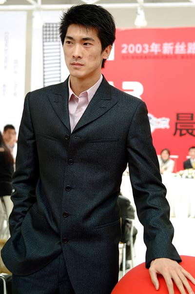 岳梅，坚韧与美丽的象征