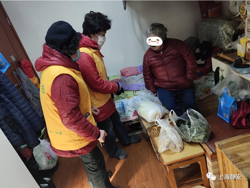 老阿姨与她儿子在城市的三个区域