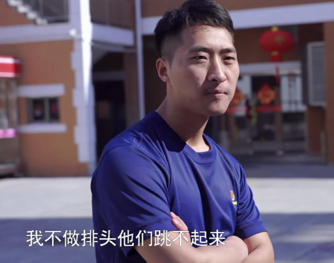 班长泪诉，无法再深入的视频揭示的班级困境