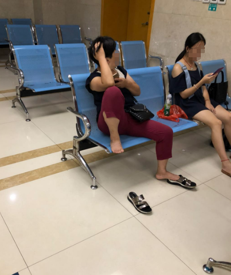 公交车上的不雅行为，老汉口舔女孩座椅事件引发的思考