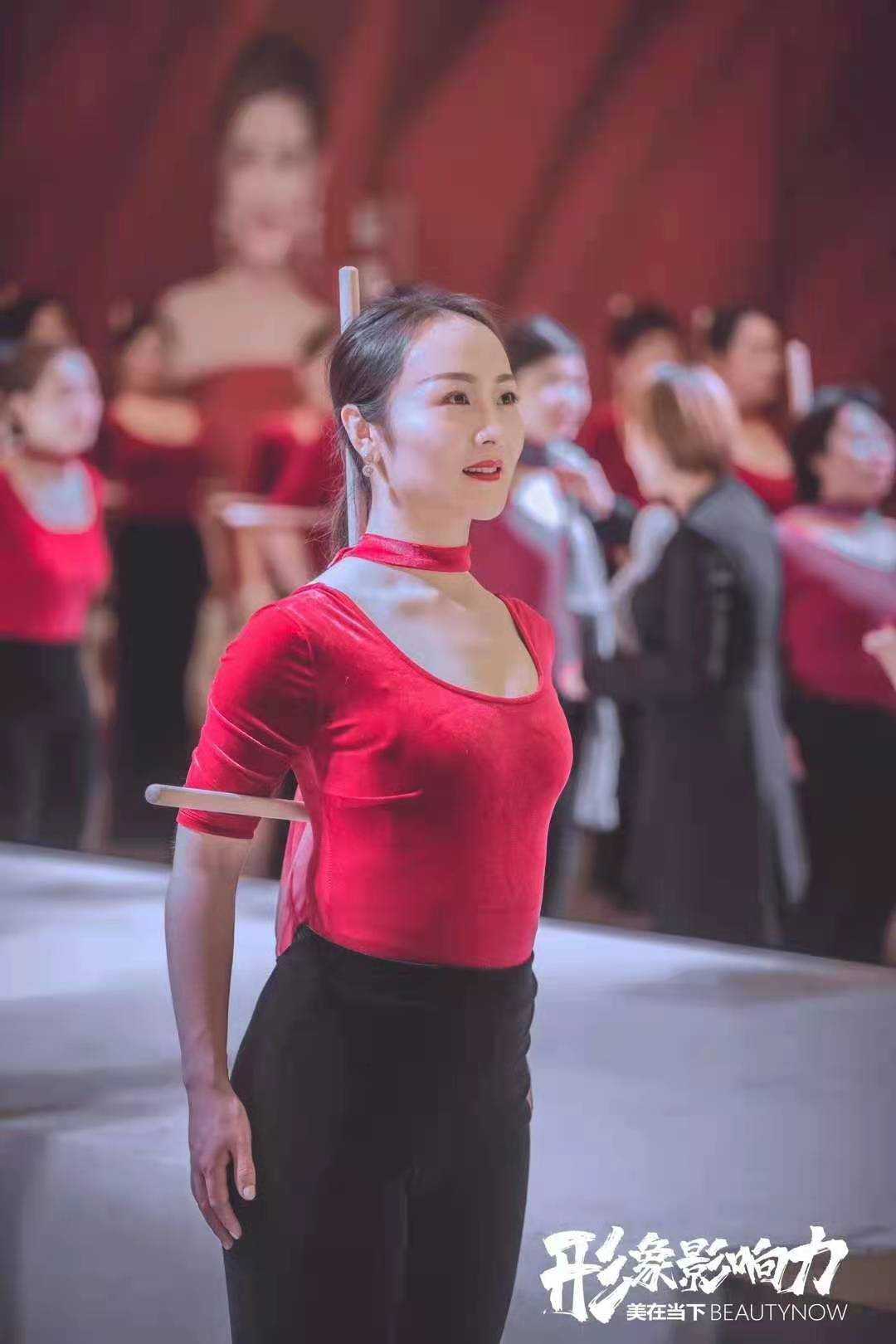 嘴巴含胸的图片女嘴巴含胸的图片，一种视觉与情感的交织