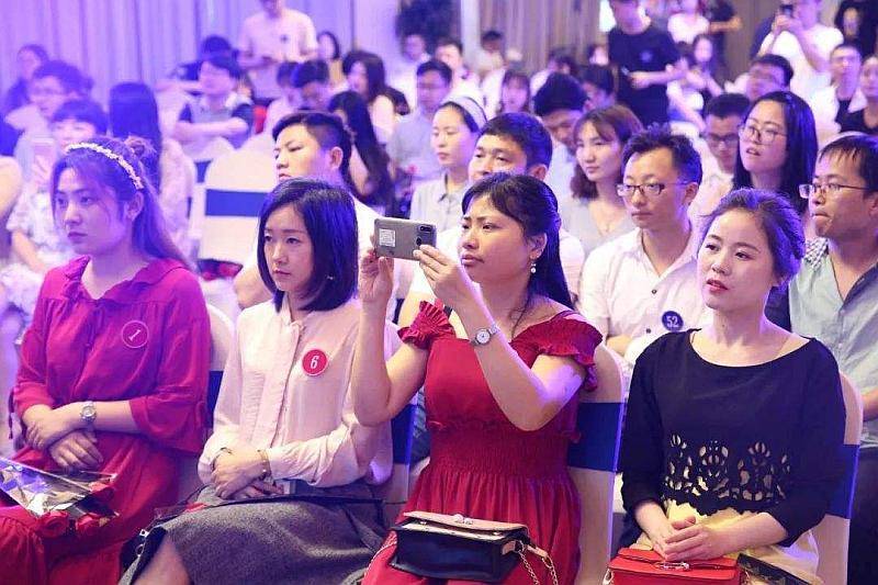 夫妻家庭交友是什么夫妻交友，情感交流与友谊的双重体验