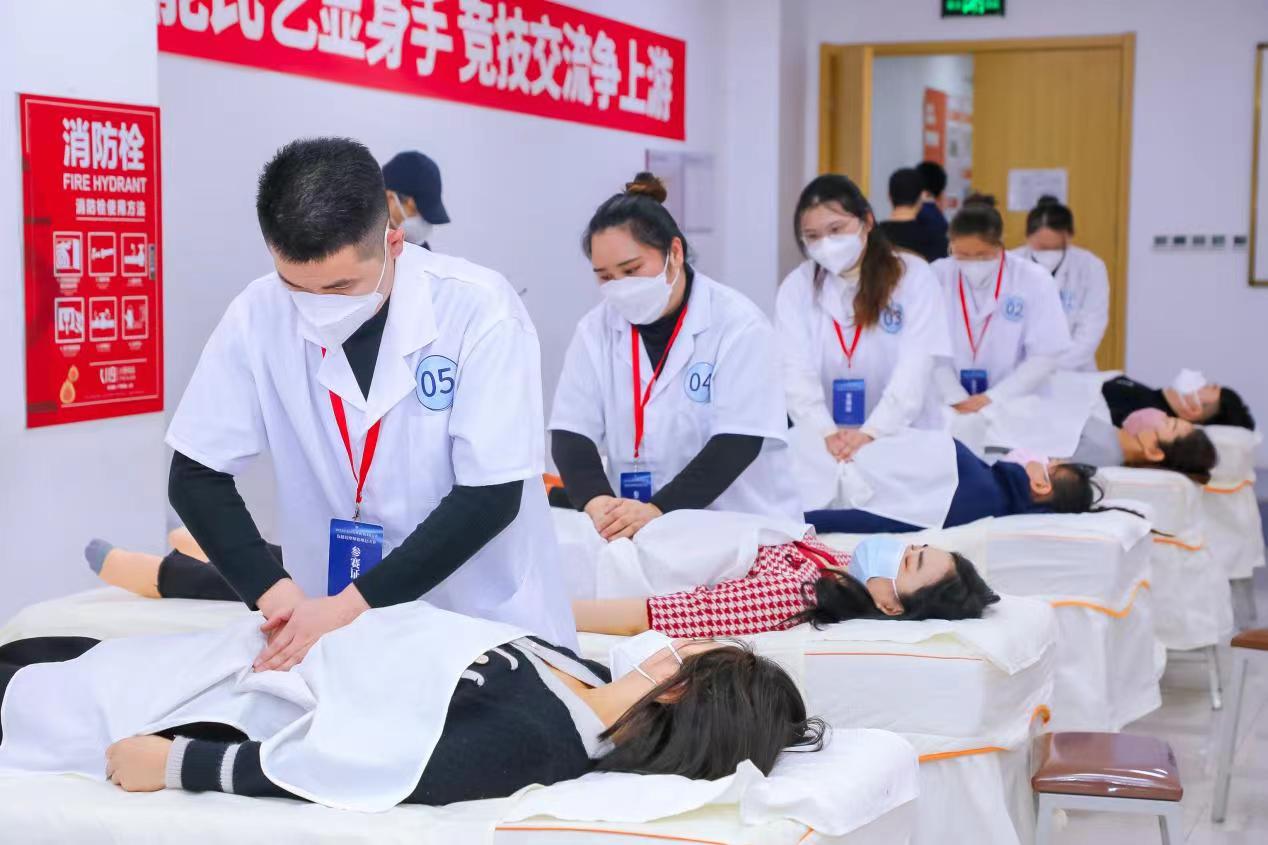 按摩师添我做爰全过程按摩师与我共度的爱之旅-第3张图片