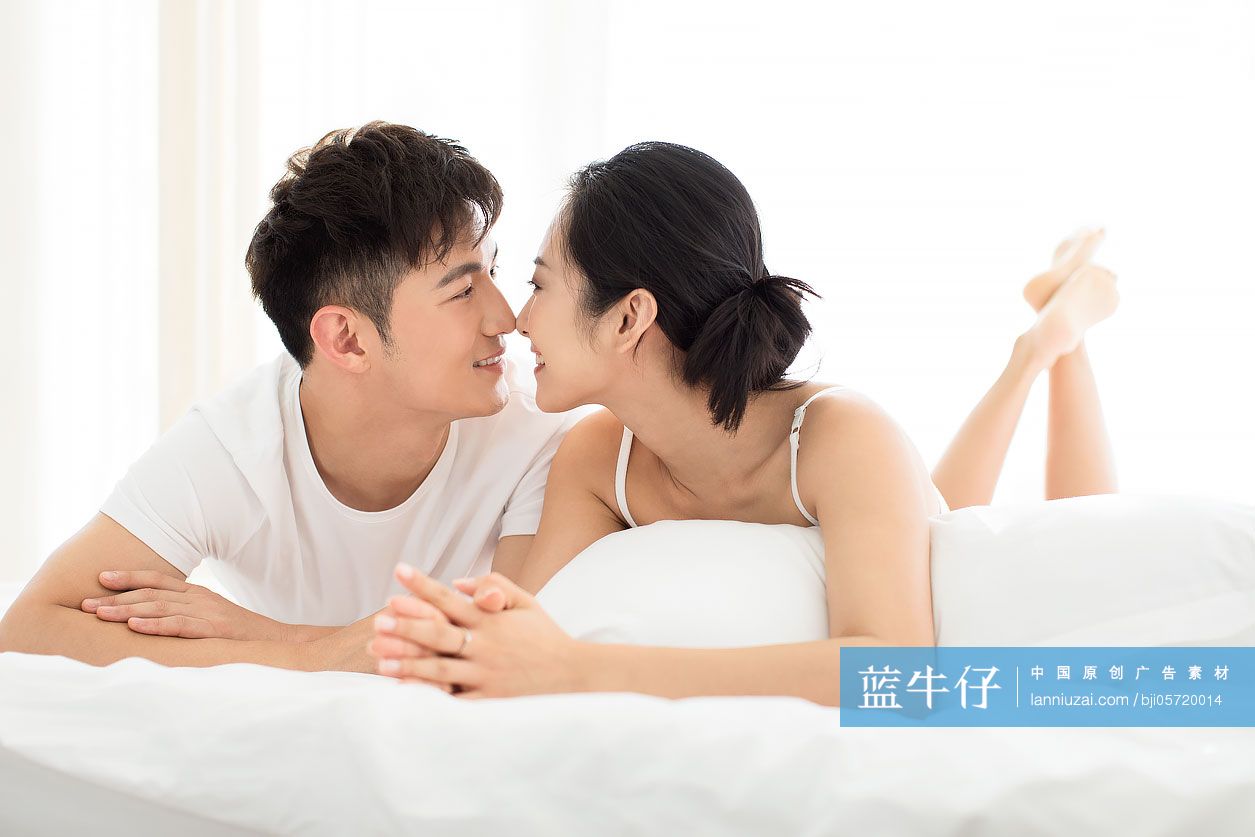 双人床上的健康互动——探索打扑克游戏的乐趣-第2张图片