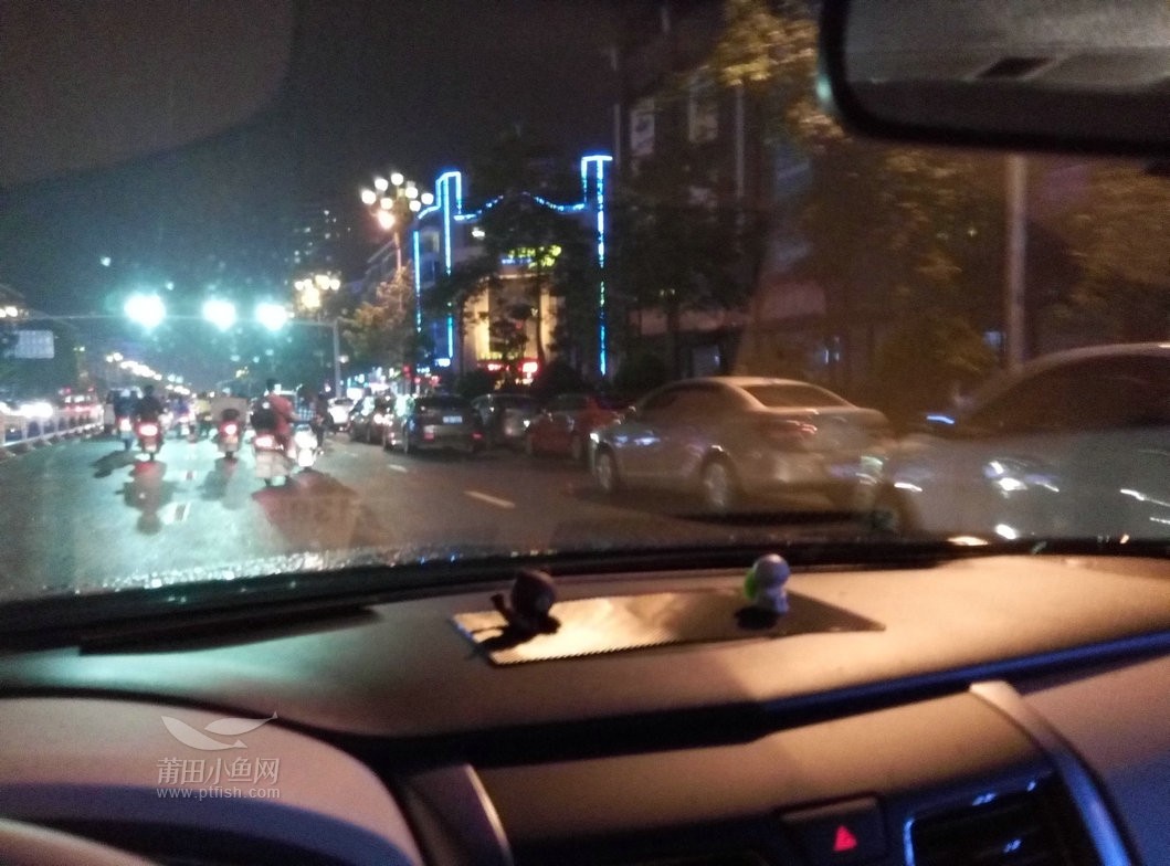 晚上开车又疼又叫的表情包夜间驾驶的注意事项与软件使用指南-第2张图片