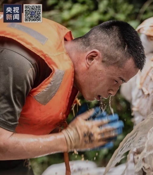 五勇士之火中情，消防员与女主的消火传奇