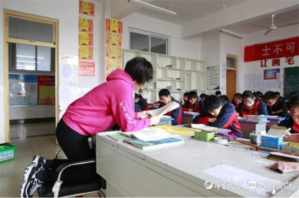 课堂上的意外发现——女生凳子在滴水-第3张图片