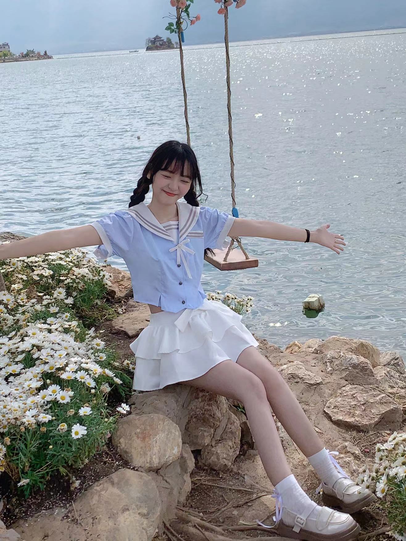 JK制服下的美丽意外，美女被掀裙子的瞬间