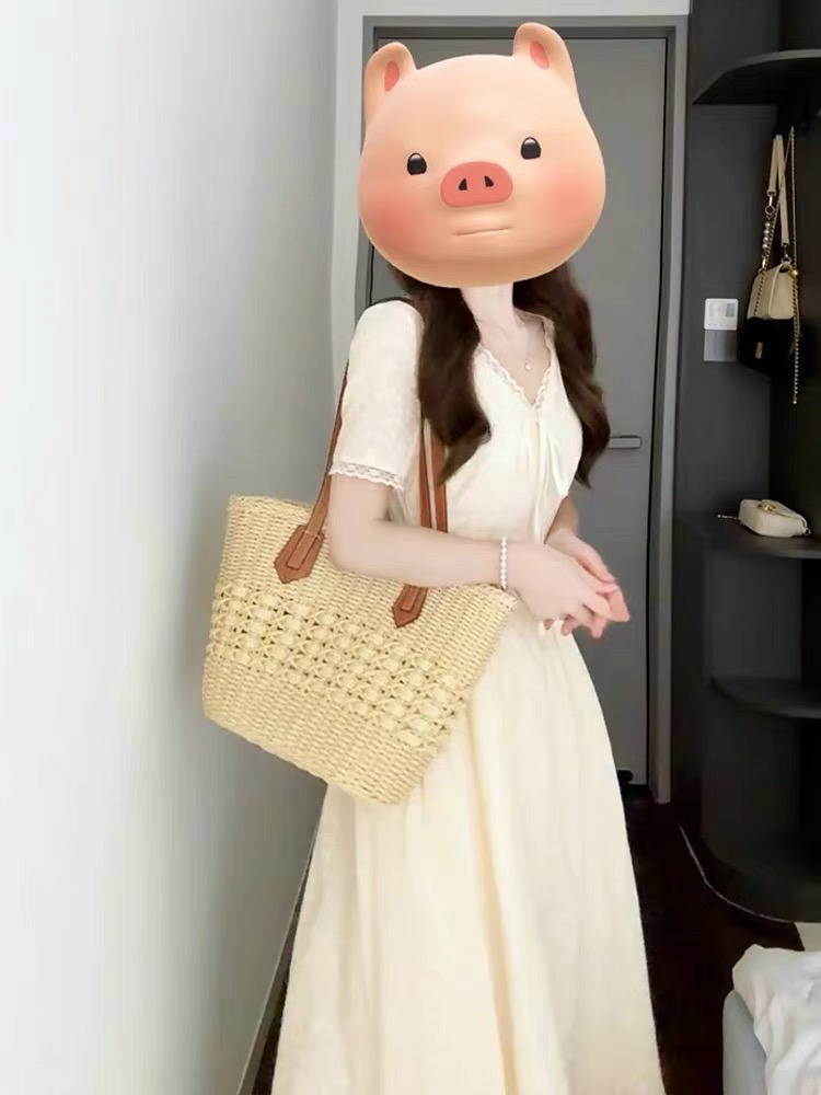 14may18的XXXXL女，一位独特而引人注目的女性形象