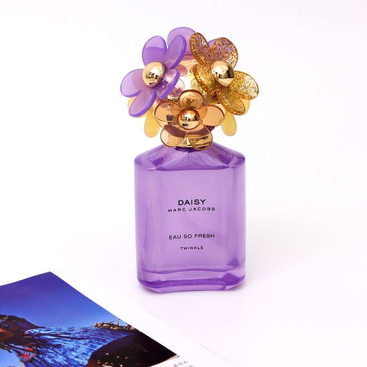 marc jacobs小雏菊探索另类文化中的小处雌女HD现象-第2张图片