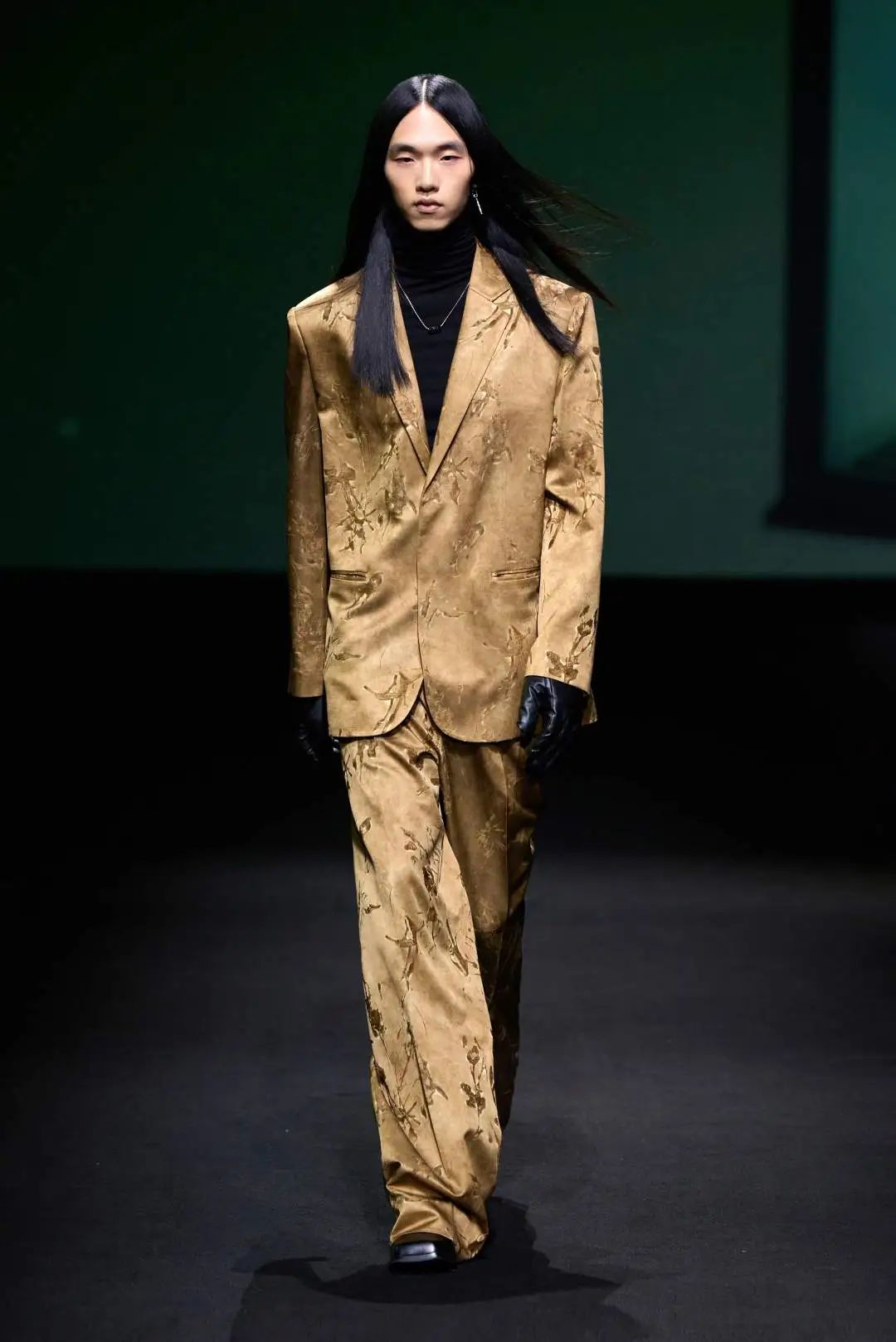 时尚透明服装秀透明服装秀，时尚与透明度的完美融合-第2张图片