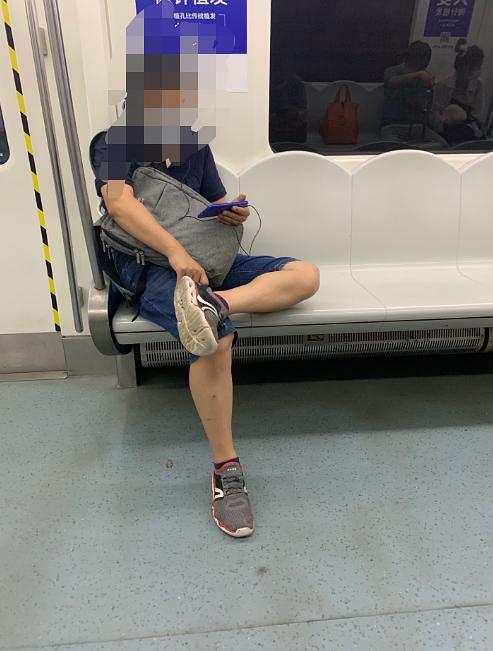 口咬二十八个图片女性私密空间中的互动——关于女性张开腿让男性添的探讨-第3张图片