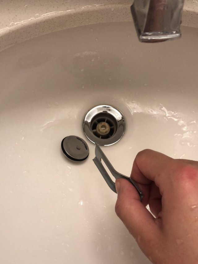 被压在洗手台后的力量