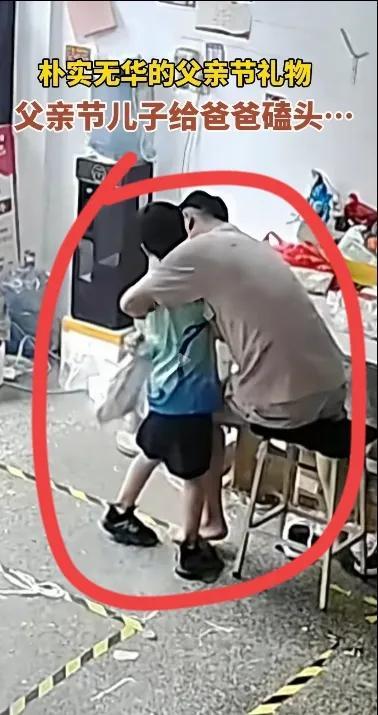 父亲误闯，打开两个女儿的包后