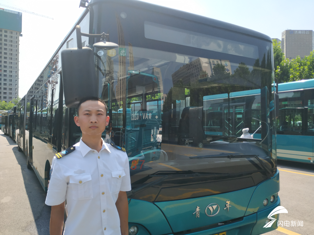 公交车里抓着摇曳的手环诗情最新章节内容公交车上的摇曳手环与诗情画意-第2张图片