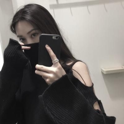 聂小雨的黑色皮衣，时尚与个性的完美结合