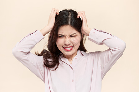被扒之后女生什么心情女性隐私的侵犯，关于女性被扒开荫道口的探讨