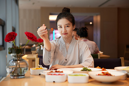 美女做美食的图片美女与爱意，探索视觉艺术中的情感表达-第3张图片