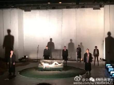 男人狂躁与免费视频的关联，公交上的网络世界-第3张图片