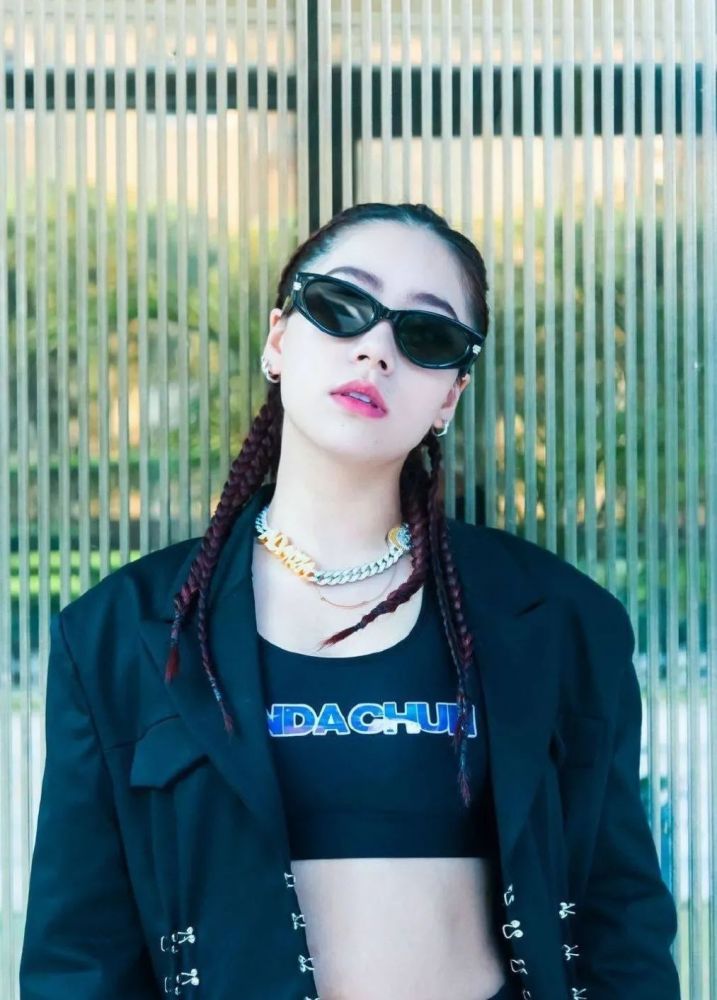 欧洲女RAPPER，潮水中的大豆之音-第2张图片