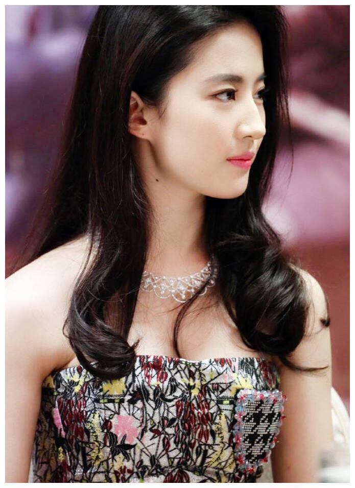 杨幂赵丽颖郑爽刘亦菲办公室四位华语影视女神，杨幂、赵丽颖、郑爽、刘亦菲的演艺之路-第1张图片