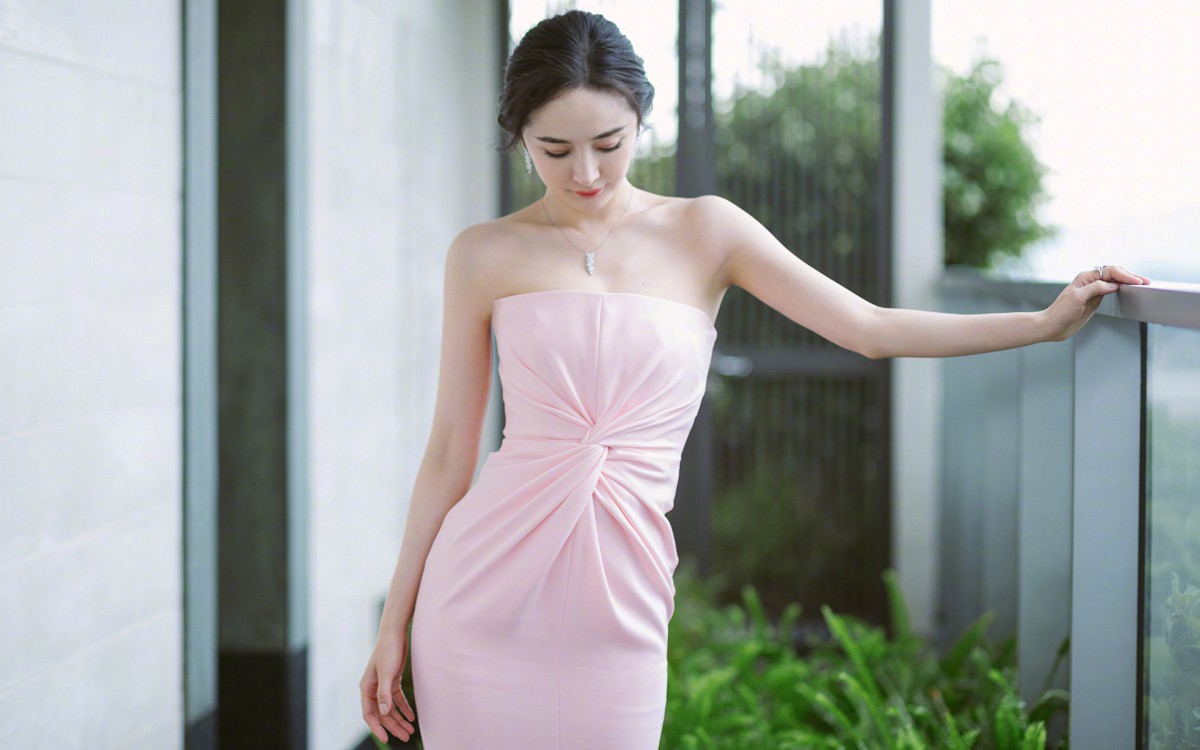 美女露100%胸图片警惕网络色情内容——美女露胸图片的危害