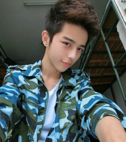 中国帅男与飞机的独特魅力