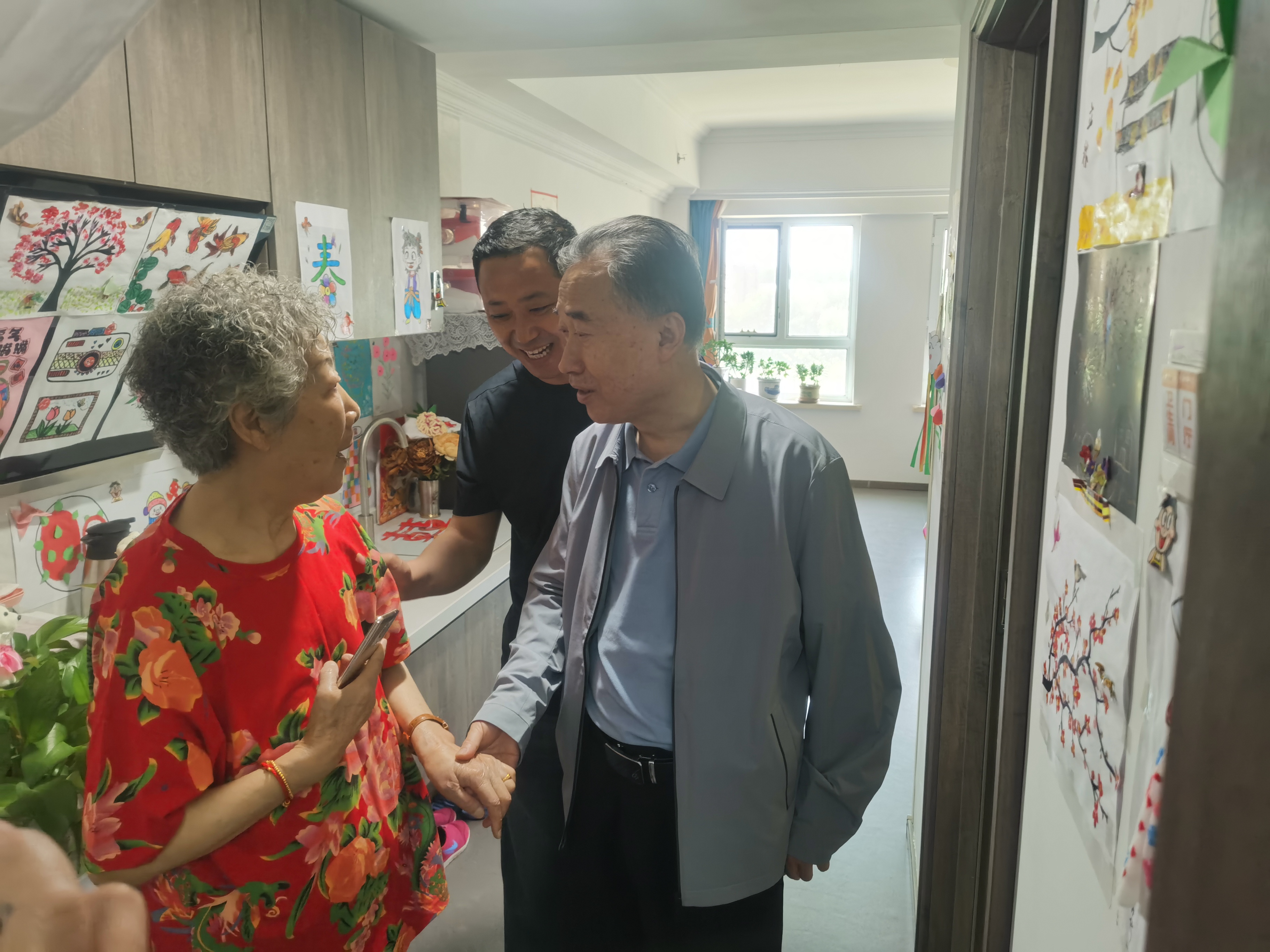 老年同志老年同志——社会的宝贵财富
