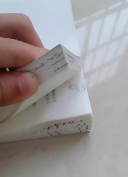 同桌的秘密，手指在作业本上轻轻转动-第2张图片