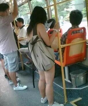 美女穿內裤露出毛关于现代审美中女性内裤穿着的探讨-第2张图片