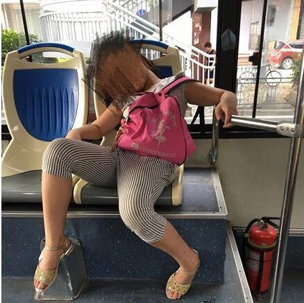 女人脱裤女性服饰自由，关于女性脱裤的探讨-第1张图片