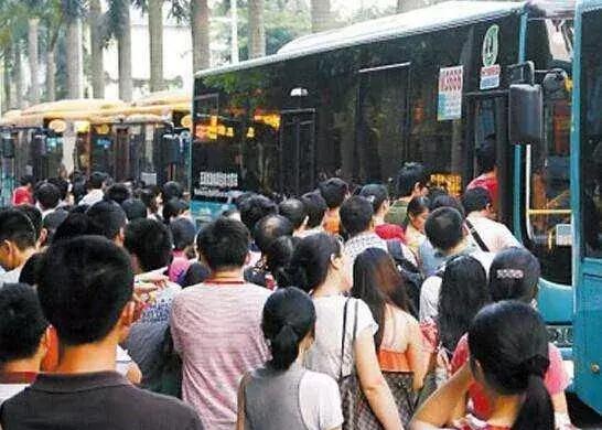公交车里很挤公交挤进妹妹花蕊的奇妙之旅-第1张图片