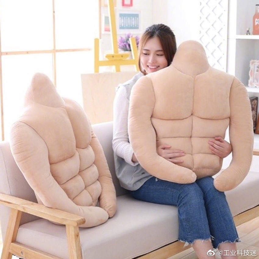 女生吃男生的肌肌的图片美女与肌肉男，一次独特的饮食体验-第3张图片