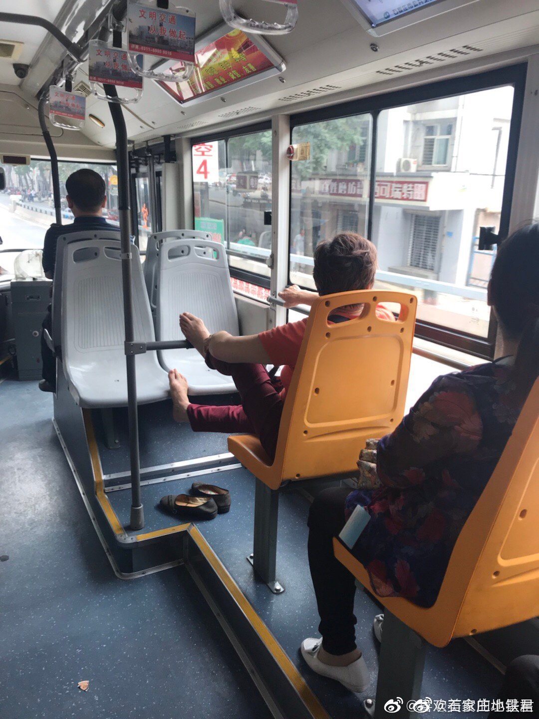 坐在车最后一排腿上车后座上的激情之旅-第2张图片