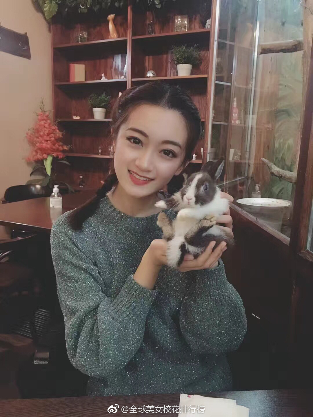 门卫老李与校花高小柔的校园故事-第1张图片