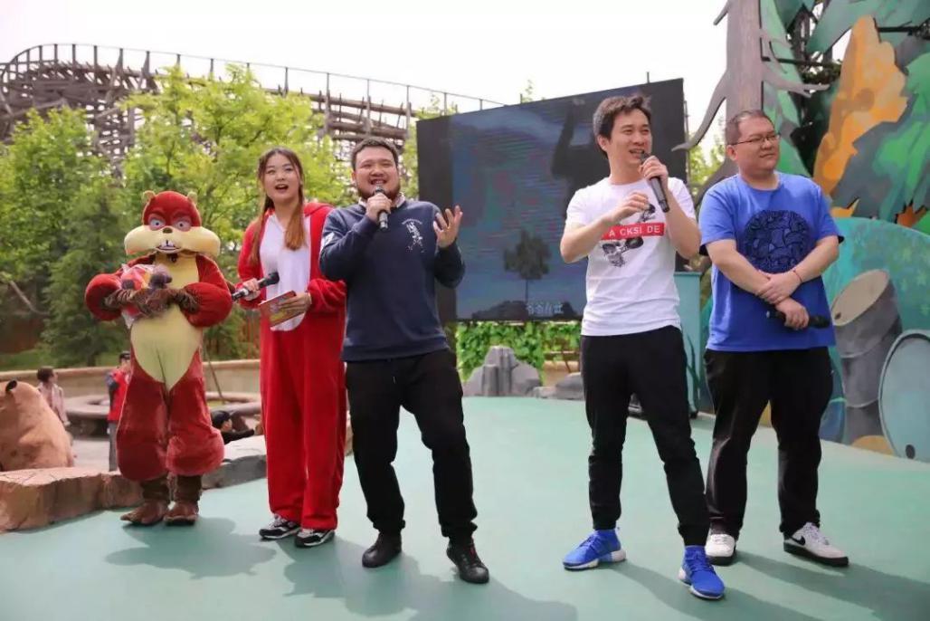 中考前学生集体摸主任光头中考前学生集体摸主任光头，一次特殊的互动体验