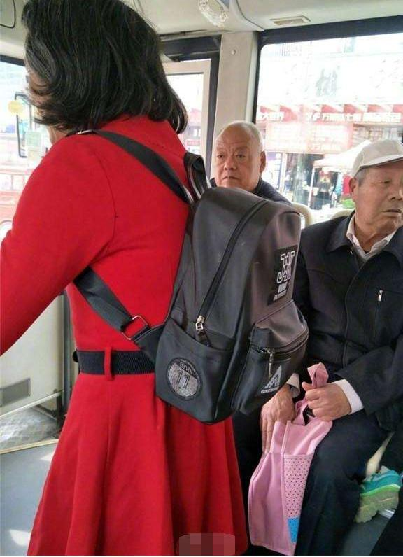 公交车上双乳被老汉揉搓玩弄公交车上的不当行为——双乳被老汉揉搓玩弄的悲剧-第1张图片