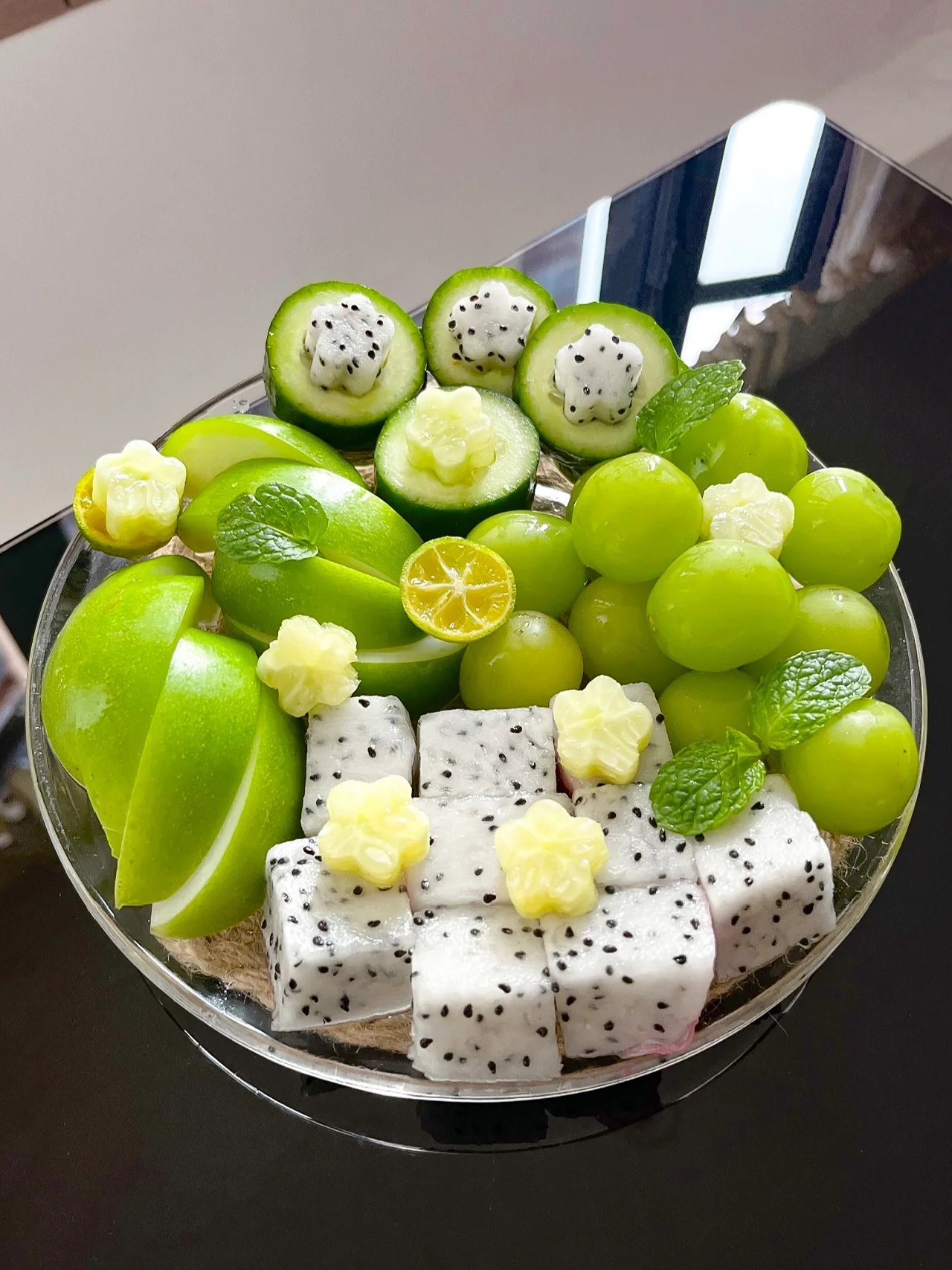 草莓苹果香蕉荔枝丝瓜小蝌蚪破解版介绍五彩缤纷的果盘——草莓、苹果、香蕉、荔枝与丝瓜的奇妙之旅-第3张图片