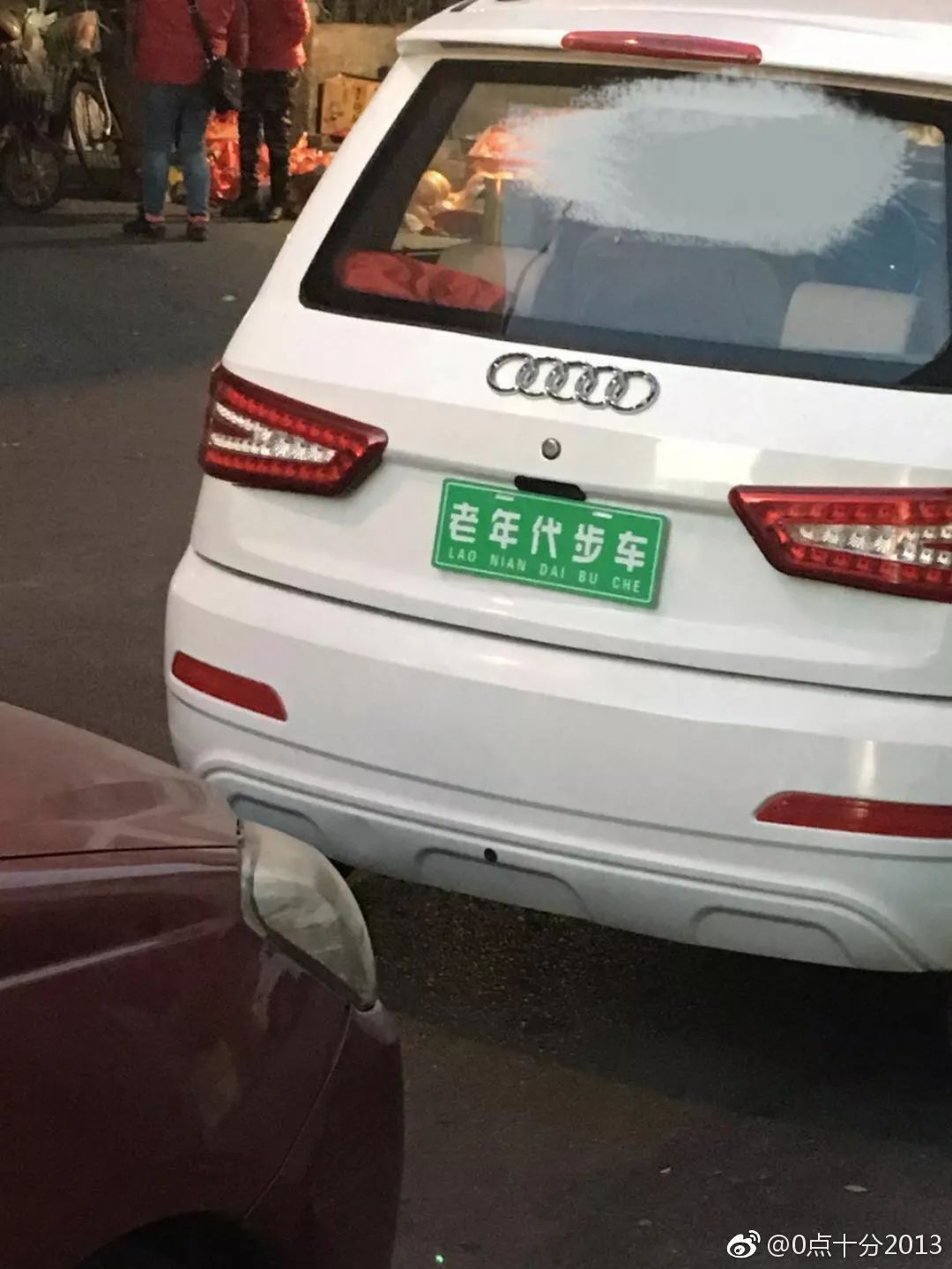 车后座坐腿上猛烈进出岳车后座上的激情之旅-第2张图片