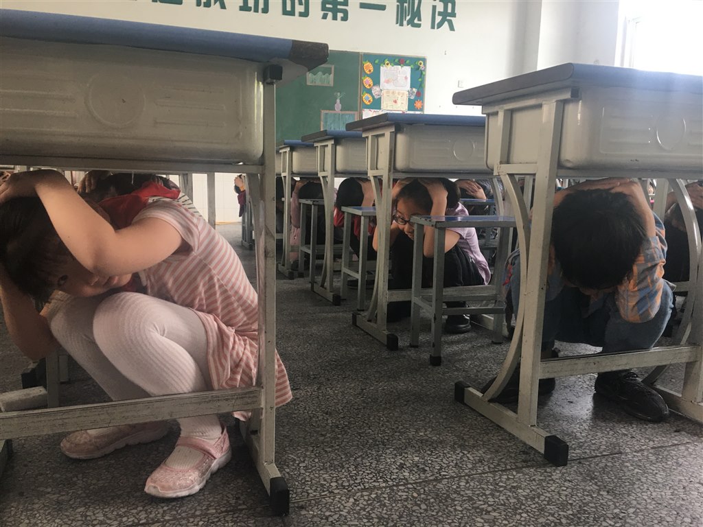上课遭遇的意外——同桌的震蛋与喷溅的困扰-第1张图片