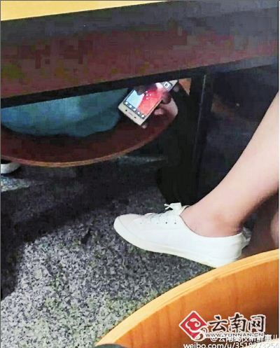 同桌上课揉我下面好湿H同桌行为的影响与界限探讨-第2张图片