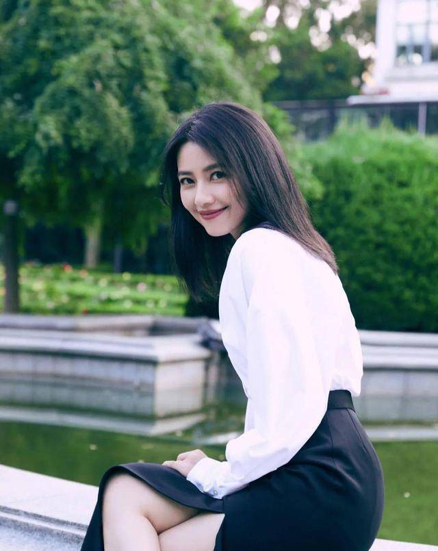 齐B小钻裙的时尚魅力